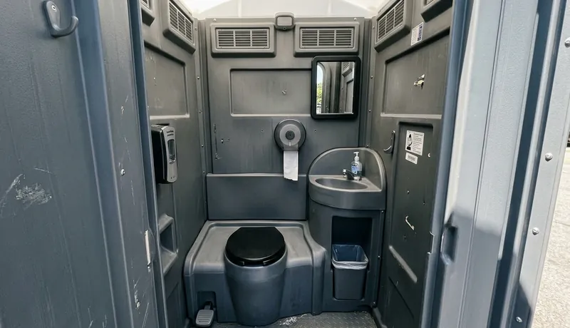 Deluxe Porta Potty (with Flushing) in Arizona